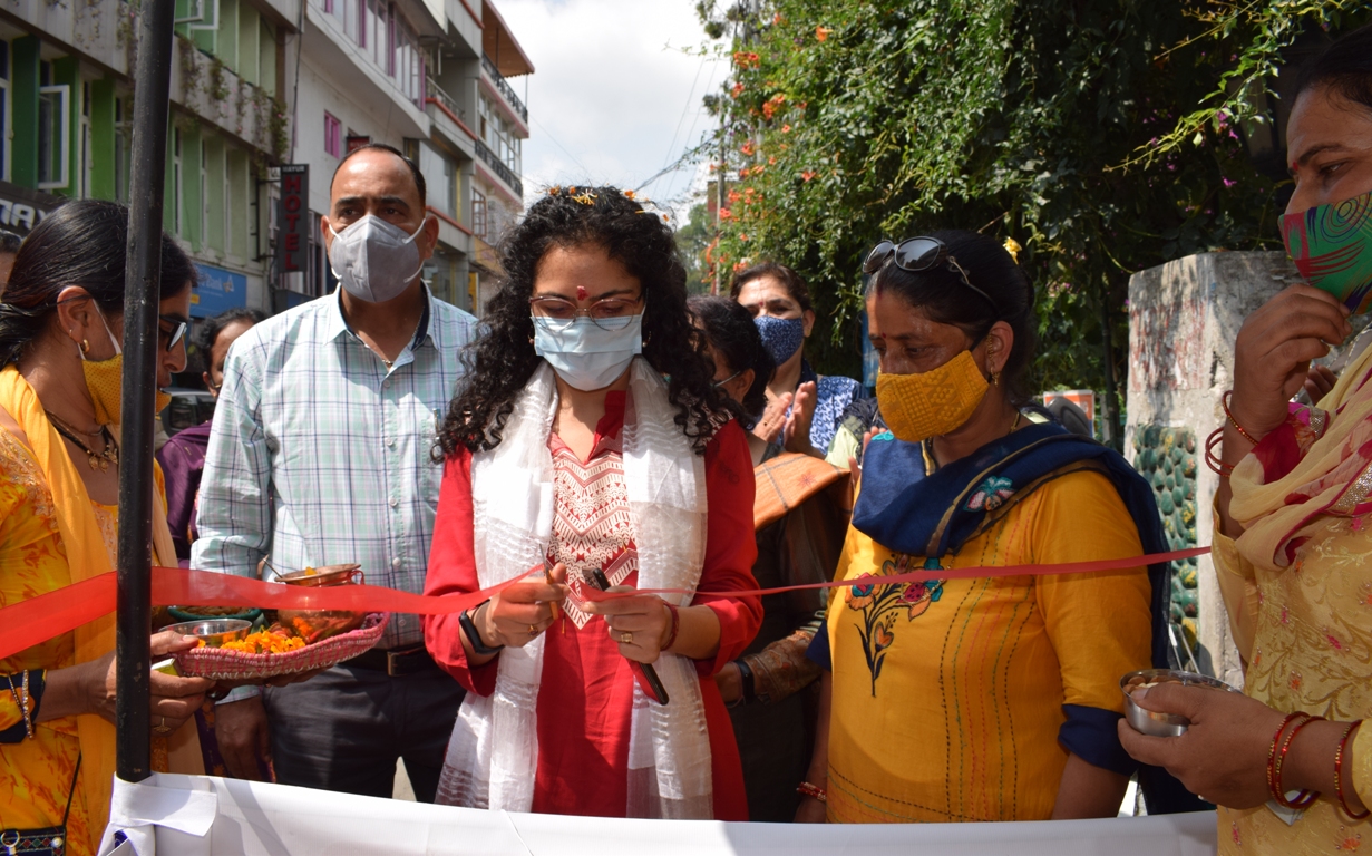 कृतिका कुल्हारी ने Him ईरा बाजार को प्रदान की केनोपी