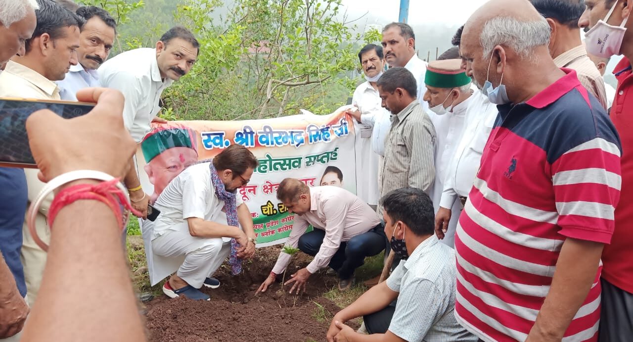 कुठाड़ में स्व॰ वीरभद्र सिंह की स्मृति में लगाए फलदार पौधे