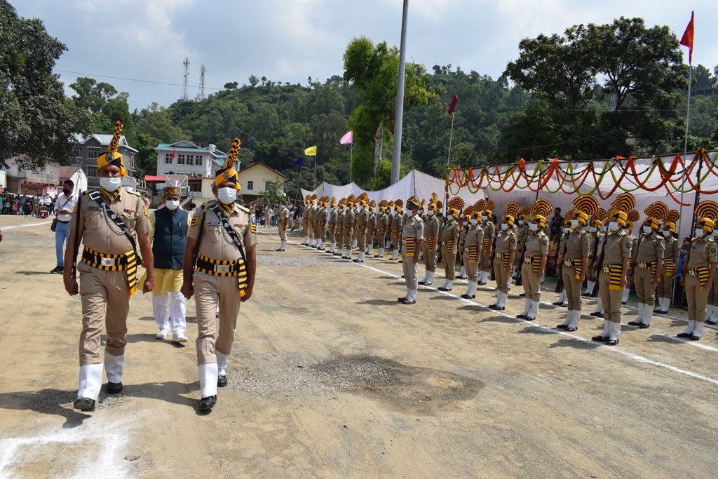 राजिन्द्र गर्ग ने Arki चौगान में फहराया तिरंगा