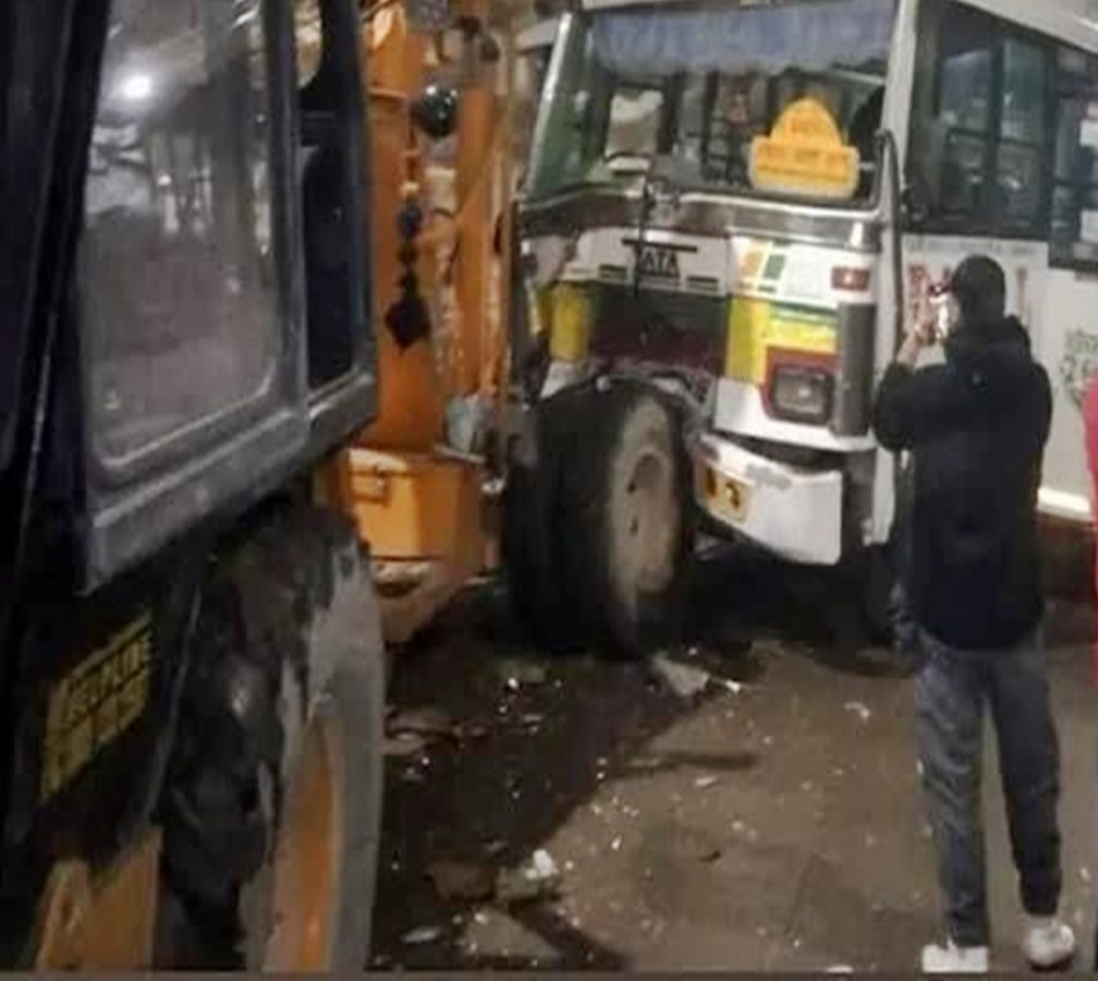 Private Bus और हाईड्रा में जोरदार टक्कर, 9 लोग घायल